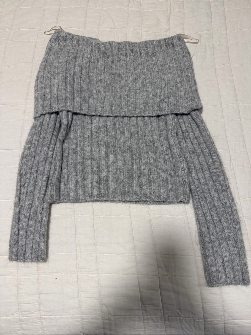 Abercrombie Light Gray Off-Shoulder Ribbed Women’s Sweater